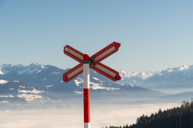 Gais, Appenzell, İsviçre, 26 Ocak 2022 Saint Andrews arka plandaki Avustralya Alpleri ile kesişiyor.
