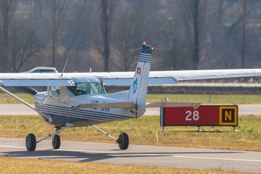 Saint Gallen, Altenrhein, İsviçre, 12 Şubat 2022 Cessna 152 pervaneli uçak havaalanında.