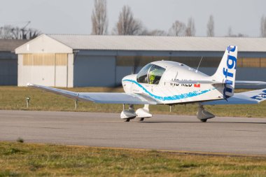 Saint Gallen, Altenrhein, İsviçre, 12 Şubat 2022 Robin DR400 pervaneli uçak havaalanı taksisinde.