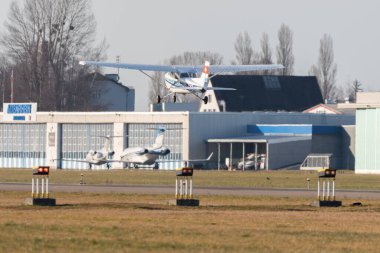 Saint Gallen, Altenrhein, İsviçre, 12 Şubat 2022 Cessna 172 pervane uçağı kalkıyor.