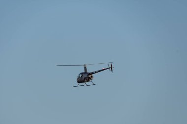 Saint Gallen, Altenrhein, İsviçre, 12 Şubat 2022 Robinson R22 helikopteri mavi gökyüzünde