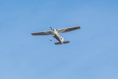 Saint Gallen, Altenrhein, İsviçre, 12 Şubat 2022 Cessna 182 Pervane uçağı kalkıştan hemen sonra
