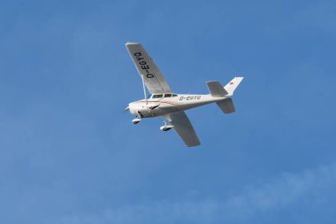 Saint Gallen, Altenrhein, İsviçre, 12 Şubat 2022 Cessna 182 Pervane uçağı kalkıştan hemen sonra