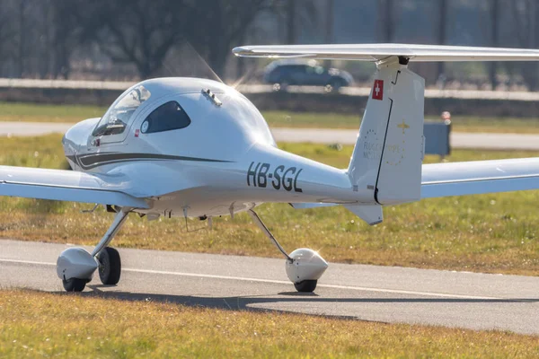 Saint Gallen, Altenrhein, İsviçre, 12 Şubat 2022 Diamond DA20 Eclipse pervane uçağı kalkış pozisyonuna geçiyor.