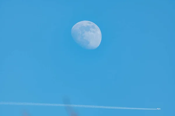 Saint Gallen Altenrhein Suíça Fevereiro 2022 Contrails Airplane Moon Blue — Fotografia de Stock