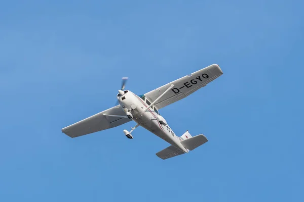 Saint Gallen, Altenrhein, İsviçre, 12 Şubat 2022 Cessna 182 Pervane uçağı kalkıştan hemen sonra