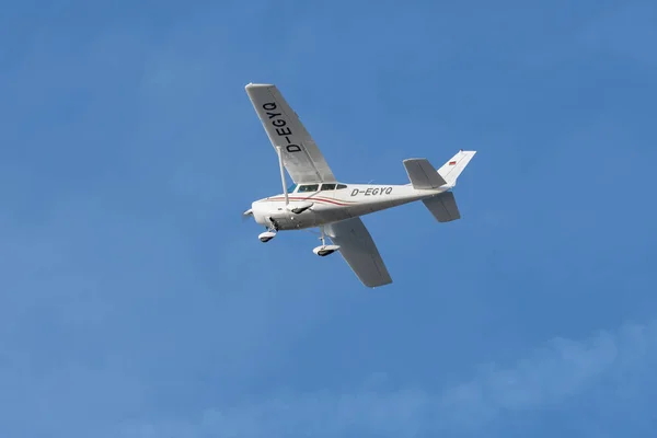 Saint Gallen, Altenrhein, İsviçre, 12 Şubat 2022 Cessna 182 Pervane uçağı kalkıştan hemen sonra