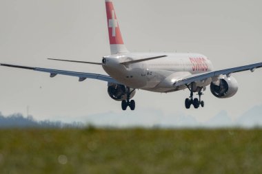 Zürih, İsviçre, 24 Şubat 2022 İsviçre Uluslararası Havayolları Bombacısı CS-300 veya A220-300 uçağı 14 nolu piste yaklaşırken