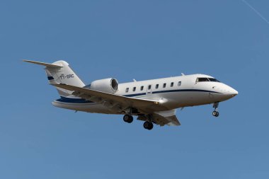 Zürih, İsviçre, 24 Şubat 2022 Bombardıman uçağı CL-600-2B16 14 numaralı piste yaklaşıyor.