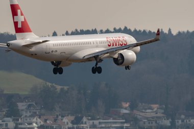 Zürih, İsviçre, 24 Şubat 2022 İsviçre Uluslararası Havayolları Bombacısı CS-300 veya A220-300 uçağı 14 nolu piste iniyor.