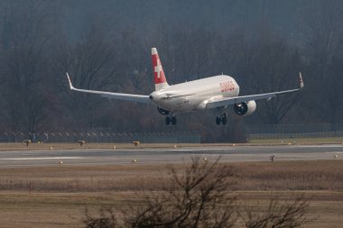 Zürih, İsviçre, 24 Şubat 2022 Swiss International Airlines Airbus A320-271N uçağı 14 numaralı piste yaklaşmaktadır.