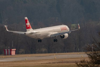 Zürih, İsviçre, 24 Şubat 2022 Swiss International Airlines Airbus A321-271NX pist 14 'e yaklaşmaktadır.