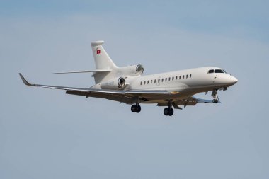 Zürih, İsviçre, 24 Şubat 2022 Dessault Falcon 7X uçak iniş pisti 14