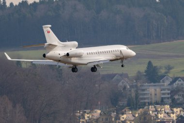Zürih, İsviçre, 24 Şubat 2022 Dessault Falcon 7X uçak iniş pisti 14