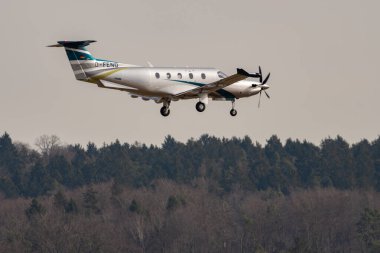 Zürih, İsviçre, 24 Şubat 2022 Pilatus PC-12 pervane uçağı 14 numaralı piste yaklaşıyor.