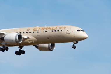 Zürih, İsviçre, 24 Şubat 2022 Etihad Havayolları Boeing 787-9 Dreamliner 14 numaralı piste yaklaşıyor.