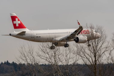 Zürih, İsviçre, 24 Şubat 2022 Swiss International Airlines Airbus A320-271N pist 14 'e yaklaşmaktadır.