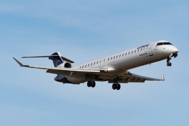 Zürih, İsviçre, 24 Şubat 2022 Lufthansa Bombardıman uçağı CRJ-900 14 numaralı piste vardı.