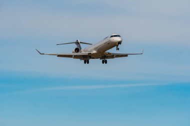 Zürih, İsviçre, 24 Şubat 2022 Lufthansa Bombardıman uçağı CRJ-900 14 numaralı piste vardı.