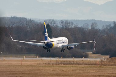 Zürih, İsviçre, 24 Şubat 2022 İzlanda Boeing 737-8 MAX uçağı 14 numaralı piste yaklaşıyor.