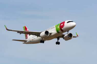 Zürih, İsviçre, 24 Şubat 2022 TAP Air Portugal Airbus A320-251N 14. piste yaklaşan son uçak.