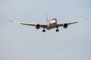 Zürih, İsviçre, 24 Şubat 2022 Katar Havayolları Boeing 787-8 Dreamliner uçağı 14 numaralı piste yaklaşıyor.
