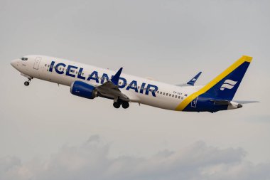 Zürih, İsviçre, 24 Şubat 2022 İzlanda Boeing 737-8 MAX uçağı 28 numaralı pistten kalkıyor.