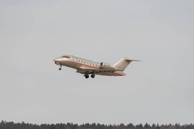 Zürih, İsviçre, 24 Şubat 2022 Bombardıman uçağı CL-600-2B16 Challenger 28 numaralı pistten kalkıyor.