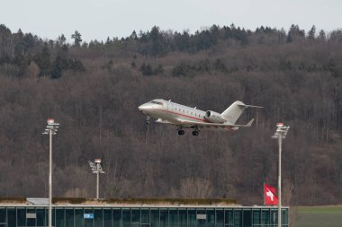 Zürih, İsviçre, 24 Şubat 2022 Bombardıman uçağı CL-600-2B16 Challenger 28 numaralı pistten kalkıyor.