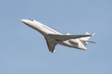 Zürih, İsviçre, 24 Şubat 2022 Dessault Falcon 7X uçağı kalkıştan hemen sonra