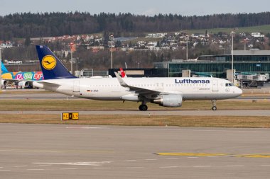 Zürih, İsviçre, 24 Şubat 2022 Lufthansa Airbus A320-214 uçağı inişten sonra kapıya yanaşıyor.