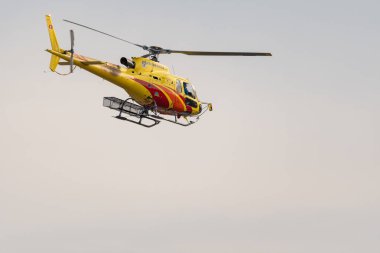 Zürih, İsviçre, 24 Şubat 2022 Eurocopter AS350-B3 uluslararası havaalanından ayrılıyor
