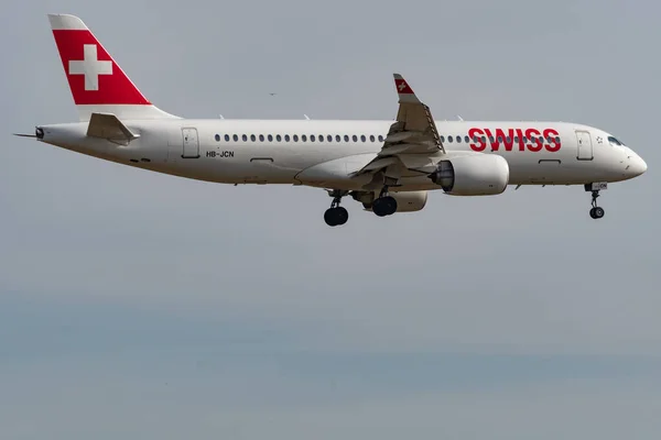 2022年2月24日 瑞士苏黎世 瑞士国际航空公司庞巴迪Cs 300或A220 300飞机抵达14号跑道 — 图库照片
