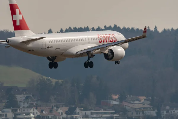 チューリッヒ スイス 2022年2月24日スイス国際航空ボンバルディアCs 300またはA220 300航空機が滑走路14に到着しています — ストック写真