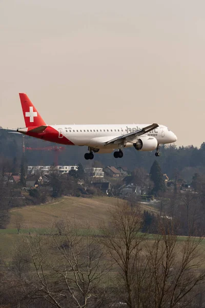 Zurych Szwajcaria Lutego 2022 Helvetic Airways Embraer E190 Lądowanie Pasie — Zdjęcie stockowe