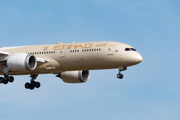 Zürih, İsviçre, 24 Şubat 2022 Etihad Havayolları Boeing 787-9 Dreamliner 14 numaralı piste yaklaşıyor.