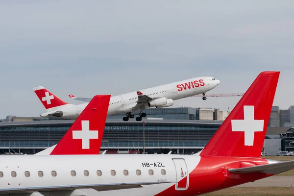 Zürih, İsviçre, 24 Şubat 2022 Swiss International Airlines Airbus A340-313 uçağı 16 numaralı pistten kalkıyor.