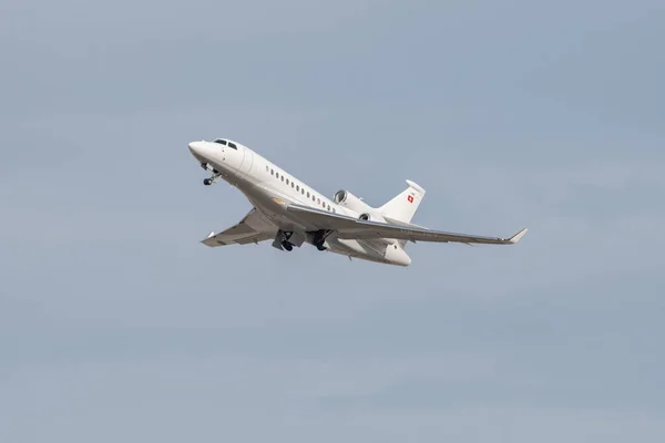 Zurych Szwajcaria Lutego 2022 Samolot Dessault Falcon Tuż Starcie Pasa — Zdjęcie stockowe
