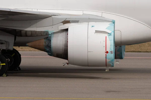 チューリッヒ スイス 2022年2月24日エプロン上のエンブラエルE190航空機の駐車場から不足している部分を持つエンジン — ストック写真