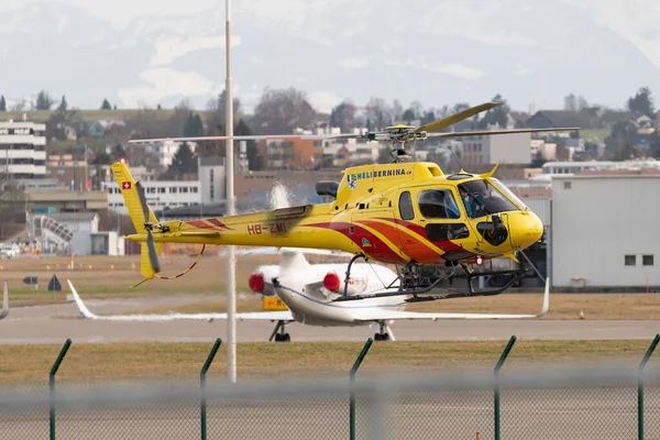 Zürich Zwitserland Februari 2022 Eurocopter As350 Vertrekt Vanaf Internationale Luchthaven — Stockfoto