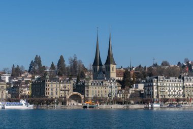 Lucerne, İsviçre, 10 Mart 2022 Lucerne Gölü manzaralı güneşli bir günde şehrin arka planında