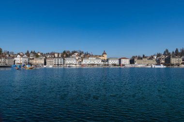 Lucerne, İsviçre, 10 Mart 2022 Lucerne Gölü manzaralı güneşli bir günde şehrin arka planında