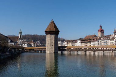 Lucerne, İsviçre, 10 Mart 2022 Popüler eski şapel köprüsünün kulesi ve şehir merkezinin en ilginç simgesi.