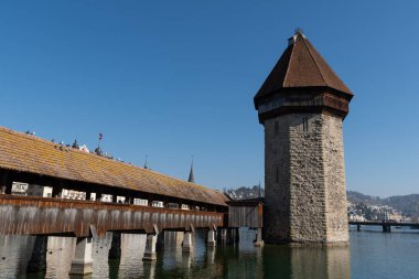 Lucerne, İsviçre, 10 Mart 2022 Popüler eski şapel köprüsünün kulesi ve şehir merkezinin en ilginç simgesi.