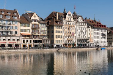 Lucerne, İsviçre, 10 Mart 2022 Güneşli bir günde Lucerne Gölü 'nde tarihi binalarla güzel bir gezinti.