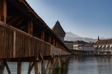 Lucerne, İsviçre, 10 Mart 2022 Güneşli bir günde, Reuss nehri üzerindeki ünlü eski ve tarihi şapel köprüsü.
