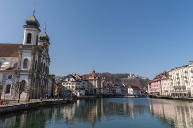 Lucerne, İsviçre, 10 Mart 2022 Cizvit Kilisesi Şehir merkezindeki Reuss nehrinin su gezinti alanında