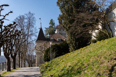 Lucerne, İsviçre, 10 Mart 2022 Güneşli bir günde Musegg duvarlarında sevimli yeşil park