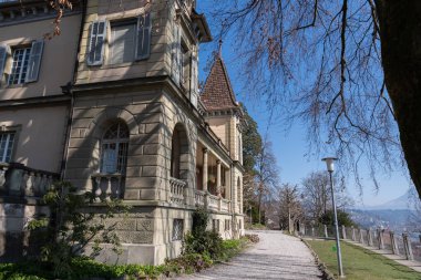 Lucerne, İsviçre, 10 Mart 2022 Güneşli bir günde Musegg duvarlarındaki küçük bir parktaki tarihi bina