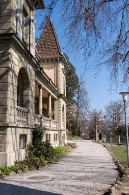 Lucerne, İsviçre, 10 Mart 2022 Güneşli bir günde Musegg duvarlarındaki küçük bir parktaki tarihi bina